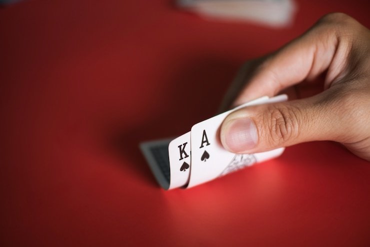 Meja Three Card Poker langsung di jamintoto dengan dealer dan kartu yang terlihat jelas
